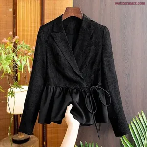 Короткая верхняя одежда с шнуровкой