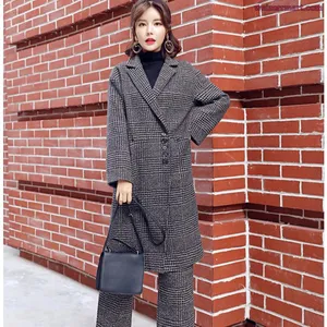 Длинная куртка и широкие брюки