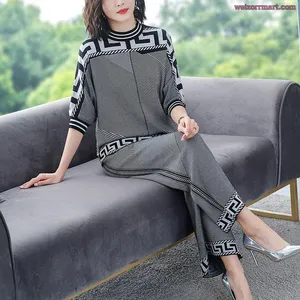 женский трикотажный комплект из двух предметов